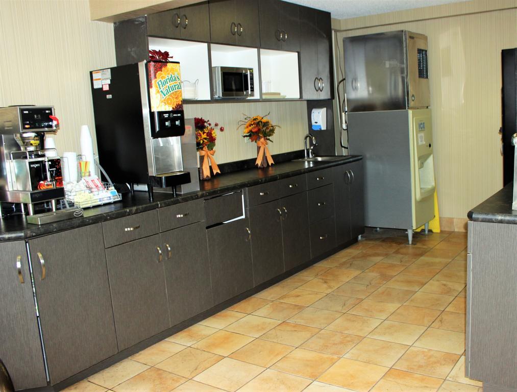 Super 8 By Wyndham Grand Forks Hotel Bagian luar foto