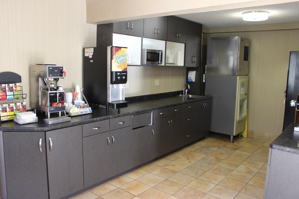 Super 8 By Wyndham Grand Forks Hotel Bagian luar foto