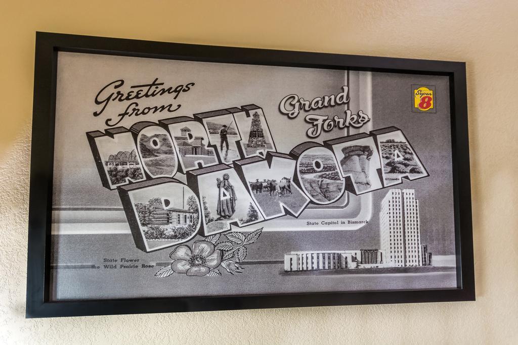 Super 8 By Wyndham Grand Forks Hotel Bagian luar foto