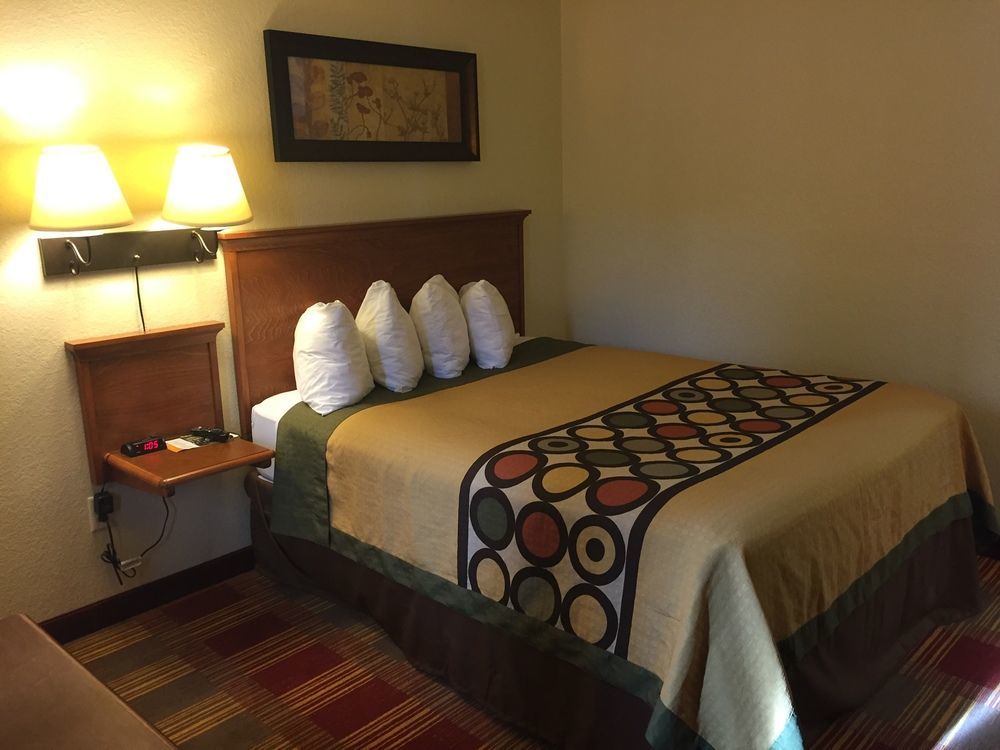 Super 8 By Wyndham Grand Forks Hotel Bagian luar foto