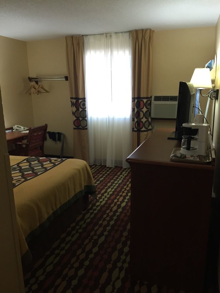 Super 8 By Wyndham Grand Forks Hotel Bagian luar foto