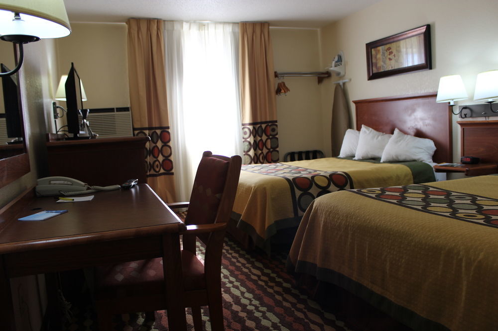 Super 8 By Wyndham Grand Forks Hotel Bagian luar foto