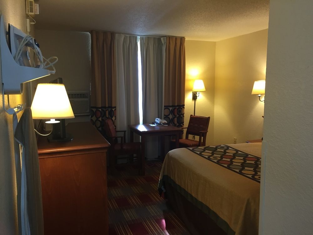 Super 8 By Wyndham Grand Forks Hotel Bagian luar foto