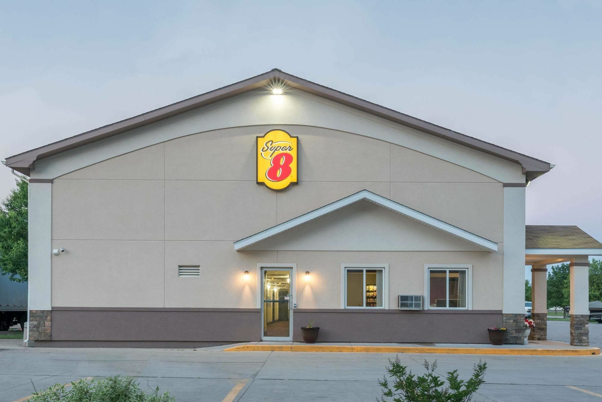 Super 8 By Wyndham Grand Forks Hotel Bagian luar foto