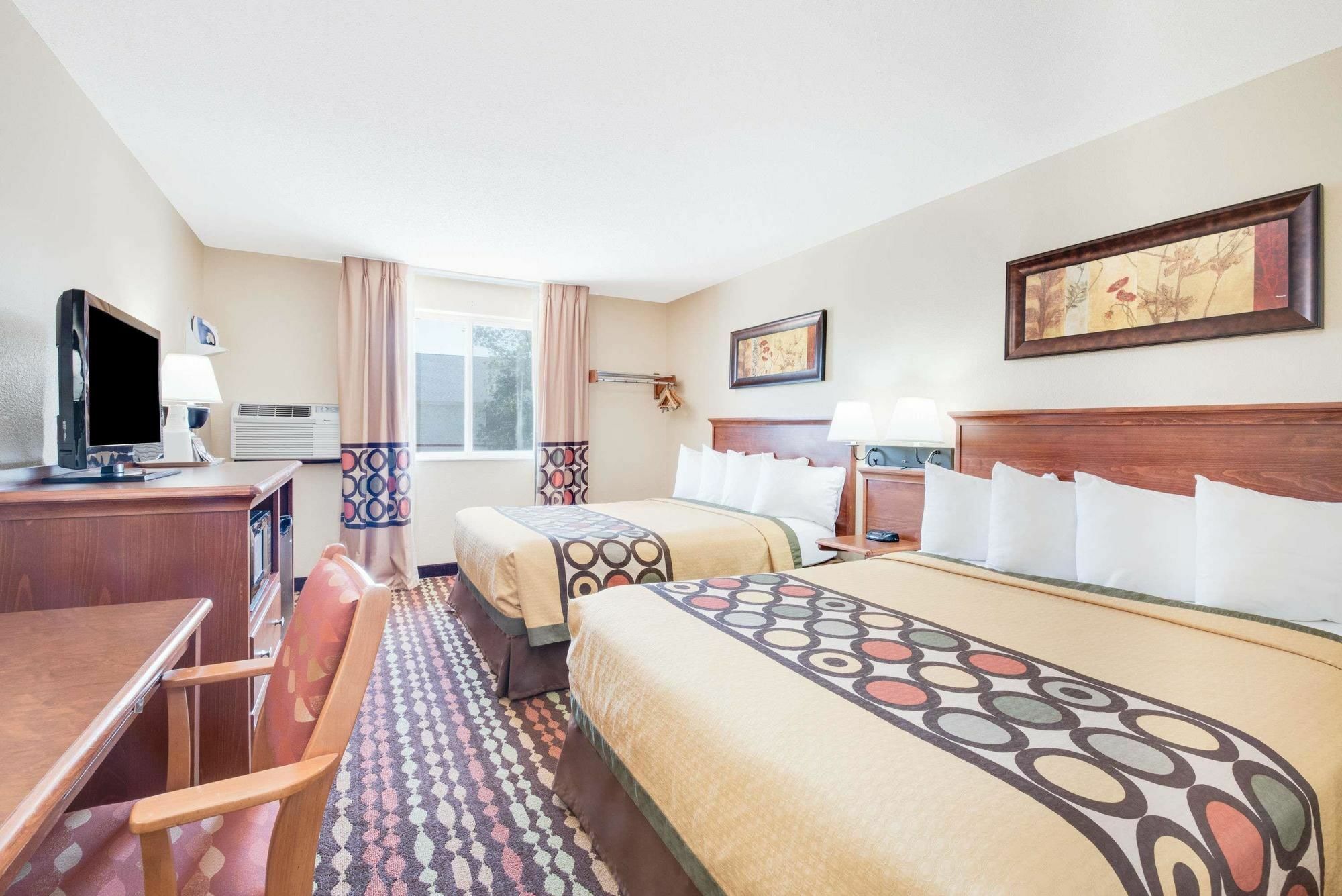 Super 8 By Wyndham Grand Forks Hotel Bagian luar foto